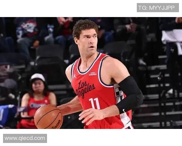 布鲁克洛佩斯:从NBA巨星到篮球战术的领军人物解析 布鲁克洛佩斯:从NBA巨星到篮球战术的领军人物解析