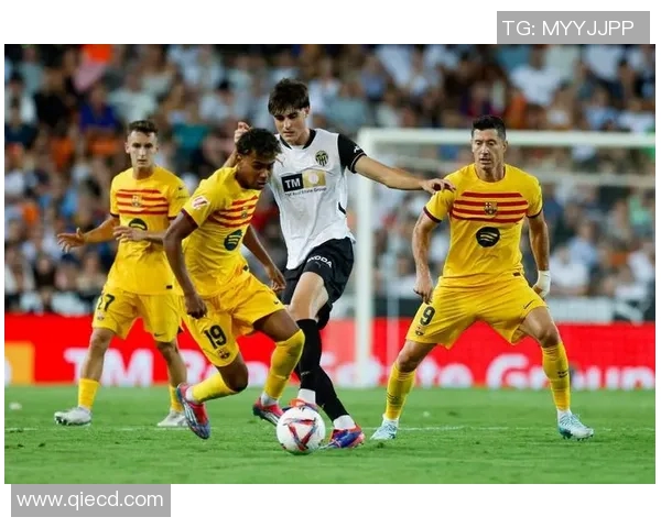 瓦伦西亚主场迎战巴塞罗那双方争夺西甲积分榜重要位置